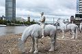 die Installation The Rising Tide von Jason deCaires quasi im Wasser.